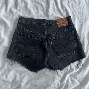 LEVI’S | Women’s Mid-Rise Cut-Off Jean Shorts Black